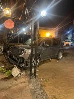 Terrible accidente: una camioneta impactó contra una motocicleta y se subió a la vereda de un conocido local comercial