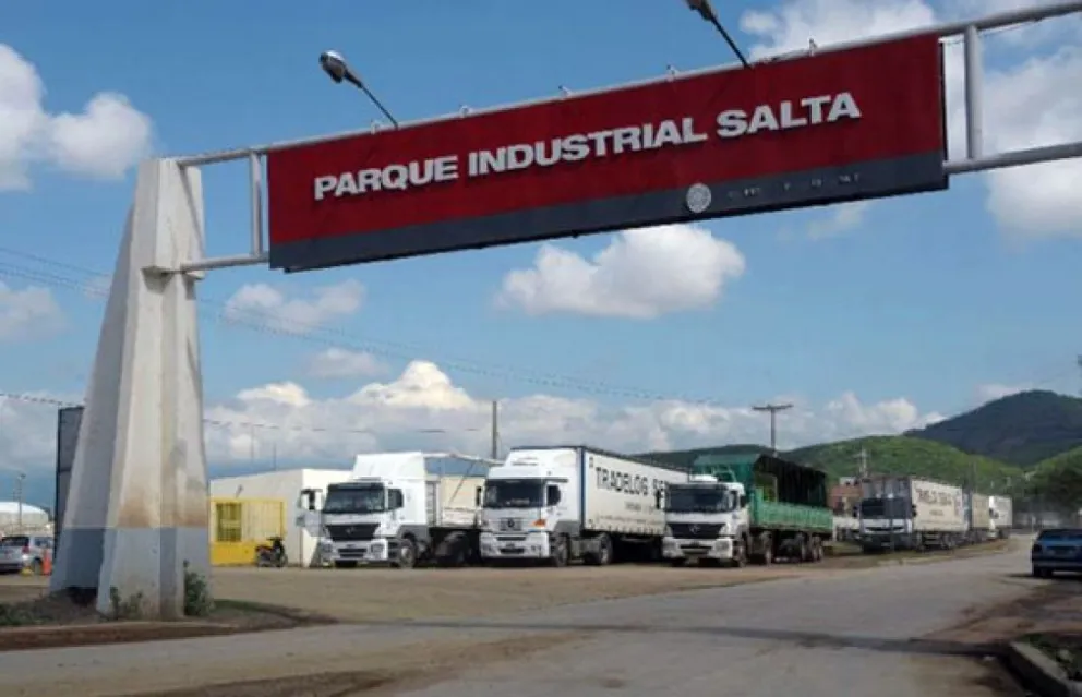Se le desprendió el acoplado en la rotonda del Parque Industrial y generó un caos vehicular