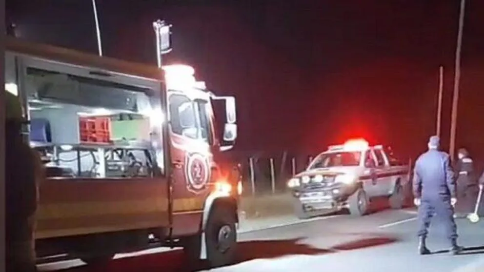 Terrible accidente en ruta 40: cinco adolescentes heridos tras chocar contra un canal y un árbol