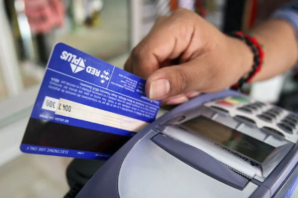 Comercios salteños contra las cuerdas: advierten a clientes denunciar los recargos por pagos con débito o transferencia
