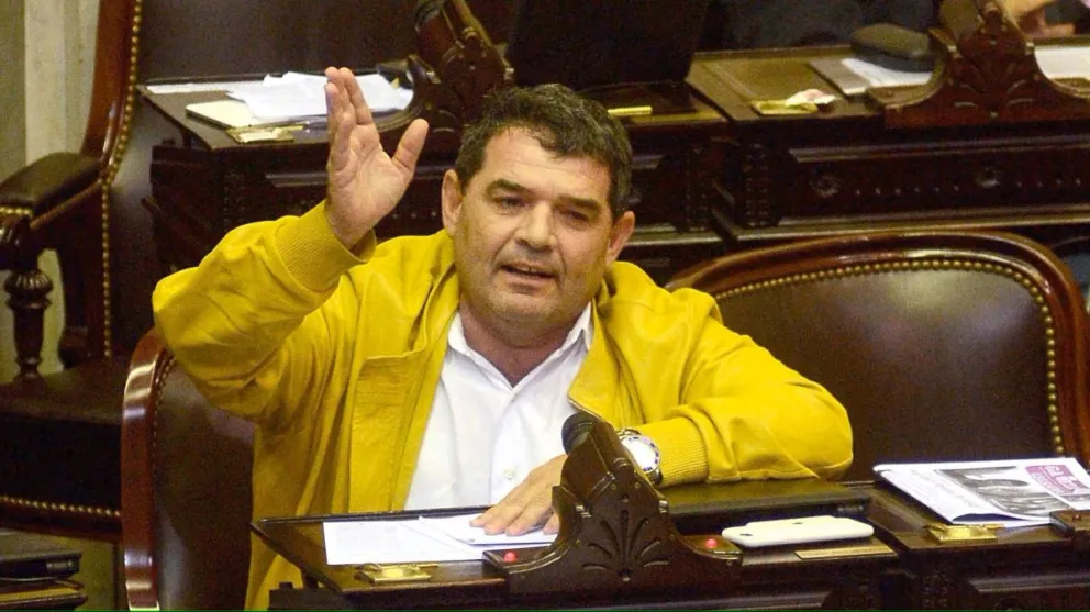 Alfredo Olmedo compra votos en dólares abiertamente a cambio de un troquel     