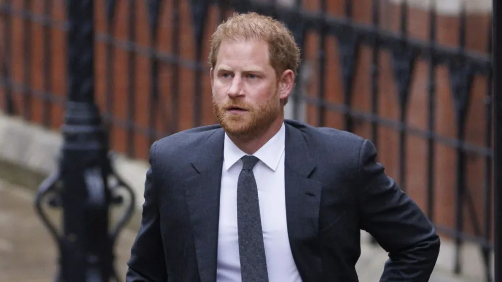 El príncipe Harry fue el blanco de lapidarias críticas por parte de la prensa británica: esto le cuestionan