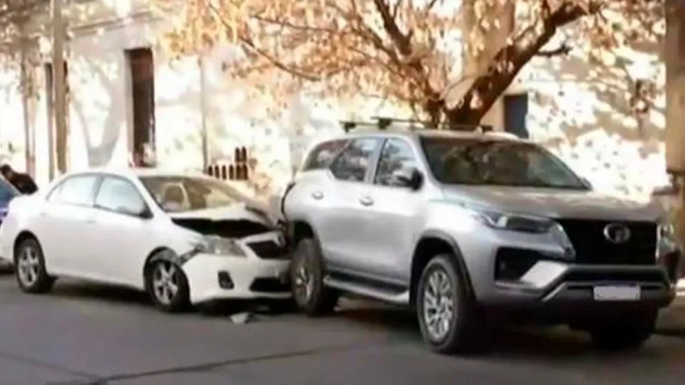 Fuerte accidente: dos autos de lujo chocaron en pleno centro salteño