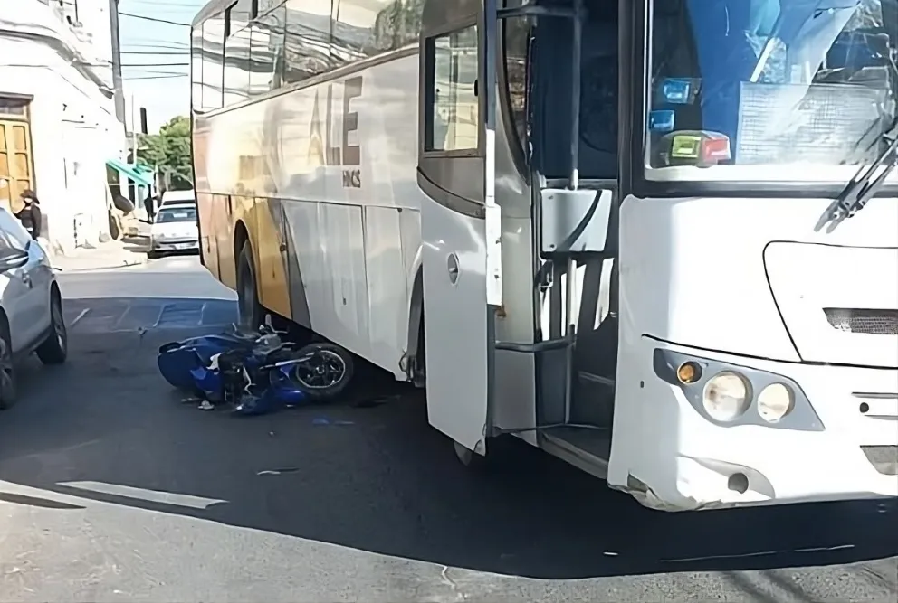 Una motociclista herida tras chocar con un colectivo de Ale Hermanos 