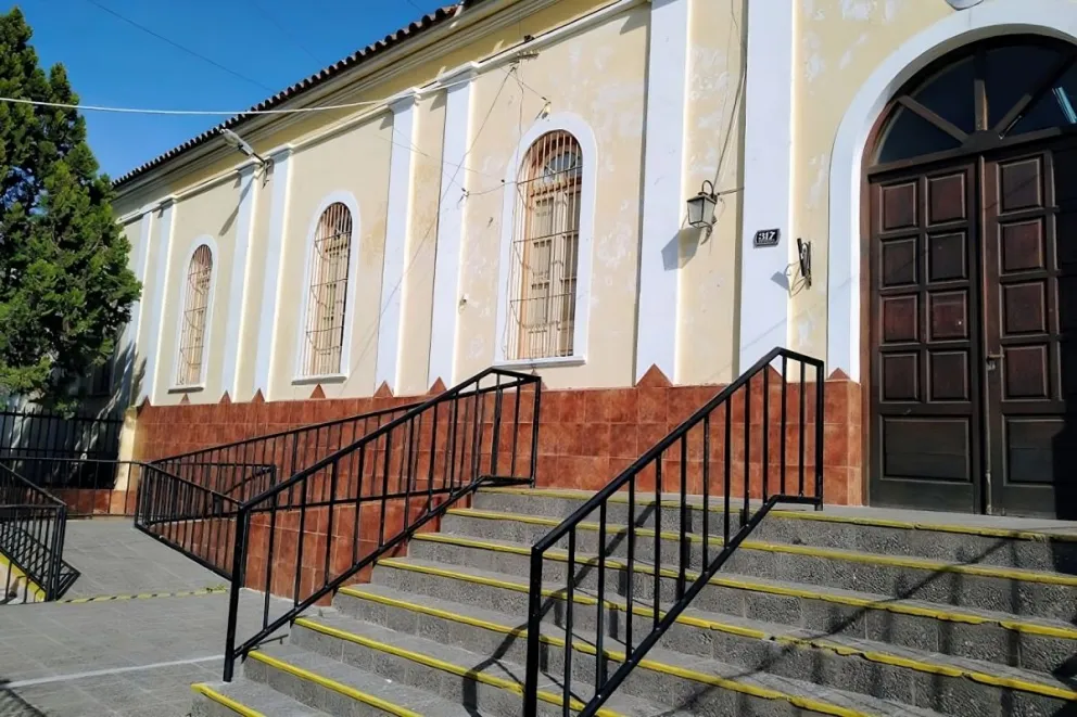 Motochorros robaron y golpearon a un niño de 12 años en la puerta de una escuela salteña