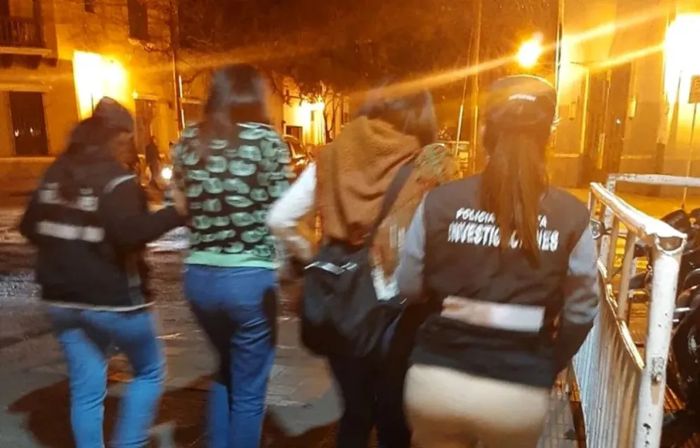Robaron un televisor en pleno centro e intentaron escapar