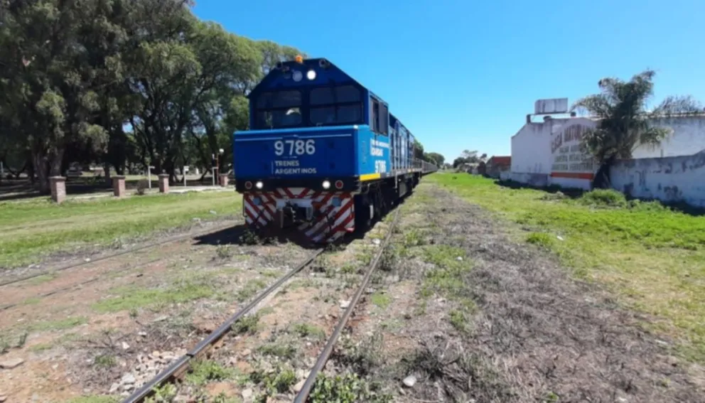 Un tren embistió y arrastró varios metros a un auto en Metán     