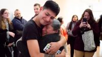 Salteño se convirtió en el primer recibido de su familia y la reacción de su madre conmovió al país