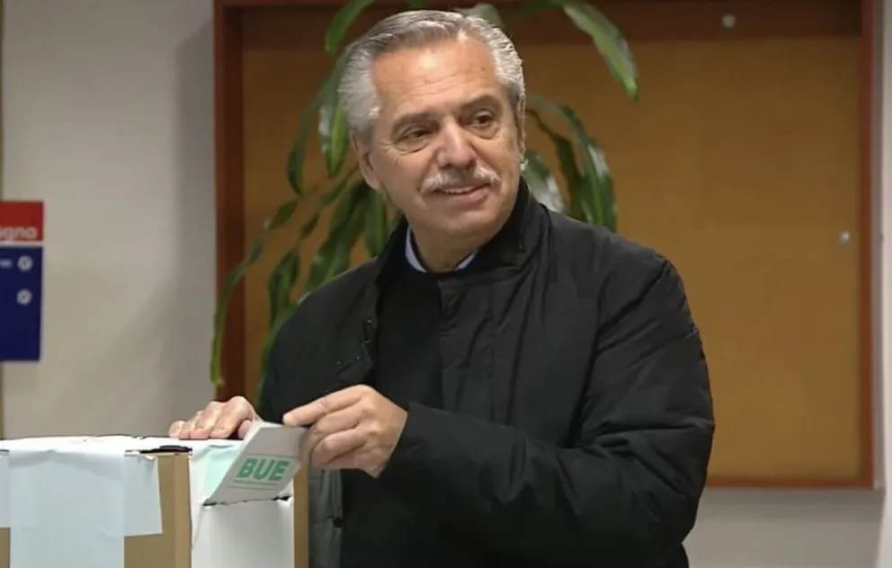 Alberto Fernández ya emitió su sufragio: "Siempre que se vota la Argentina se vuelve un país mejor"