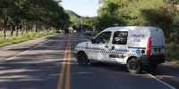 Terrible accidente vial en Cerrillos, un auto volcó y dejó a varias personas atrapadas