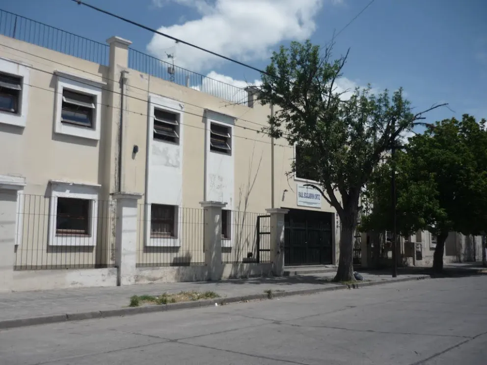 Dos autos chocaron en la puerta de un colegio en Salta