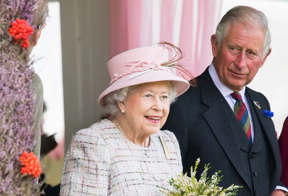 Traición real: por este insólito motivo Carlos III decidió tirar a la basura esta reliquia de Isabel II