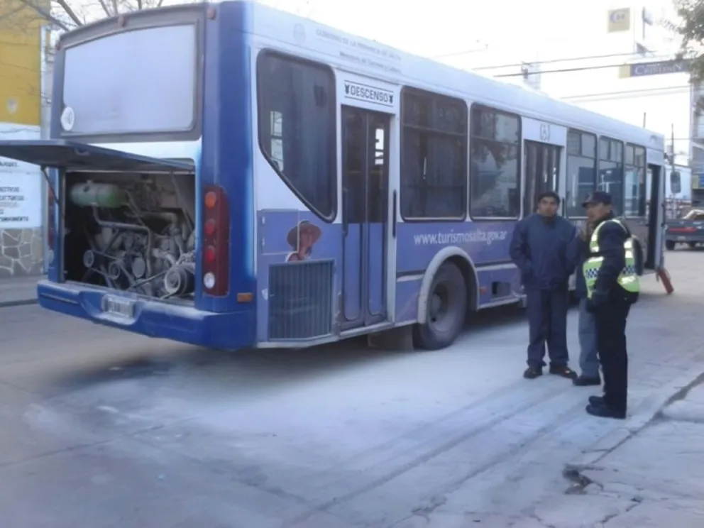 Se incendió un colectivo de SAETA a metros de la Universidad Católica