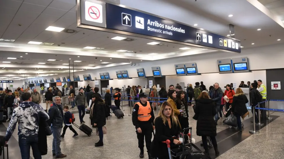 Levantaron el paro de maleteros en Aeroparque que afectó a Salta
