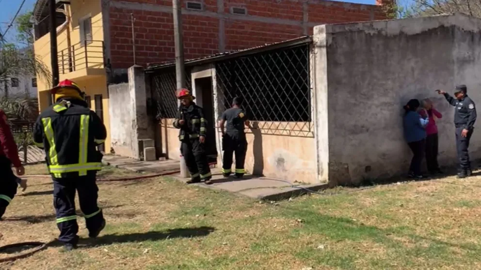 Se reportó un feroz incendio en la Av. Asunción, cerca de un conocido boliche salteño