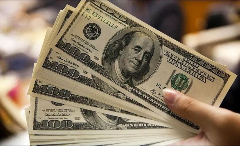 El dólar blue sin techo: se vende a $810 en la city salteña