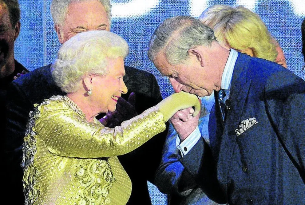 El histórico momento en que Carlos III impactó a todos al llamar de esta insólita forma a Isabel II