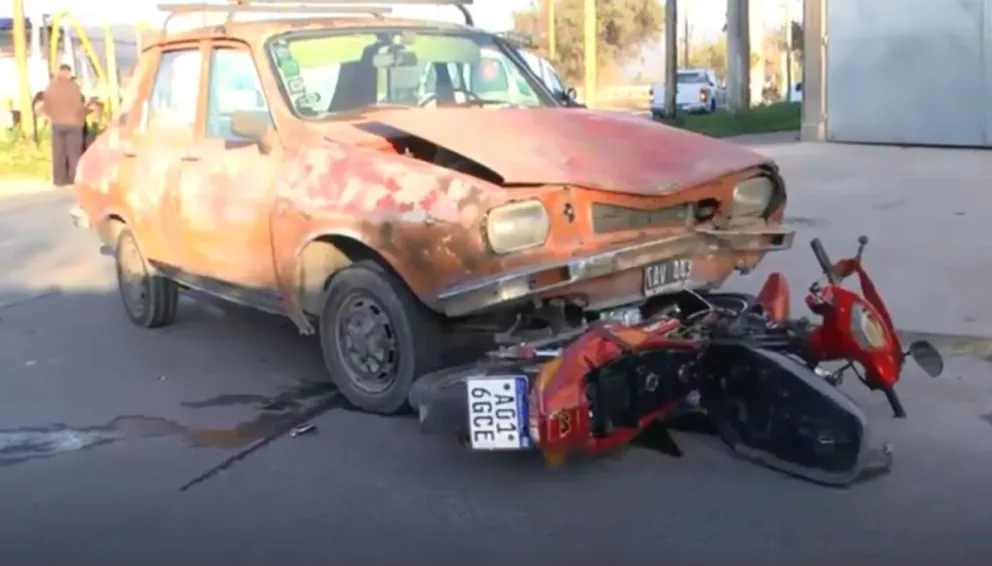 Violento choque entre un auto y una moto dejó dos heridos en el Hospital San Bernardo