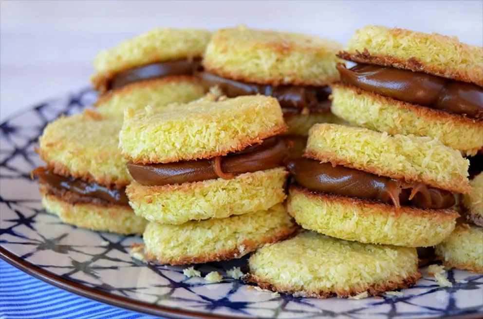 Con sólo tres ingredientes y una simple receta podrás hacer estos exquisitos alfajores de Coco: paso a paso