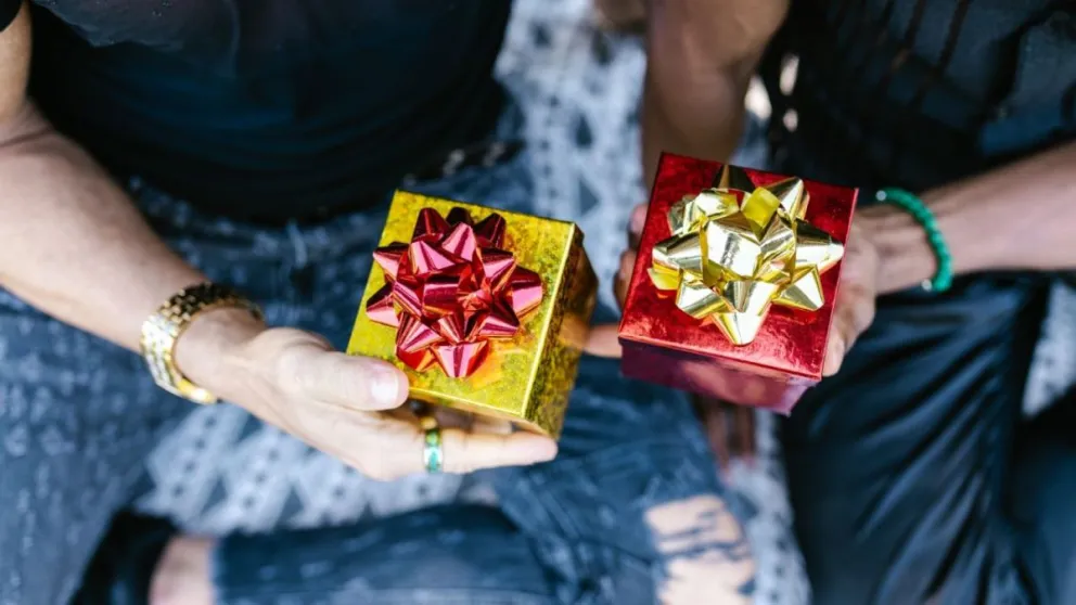 Estos son los regalos que no debes dar según el Feng shui porque dan mala suerte