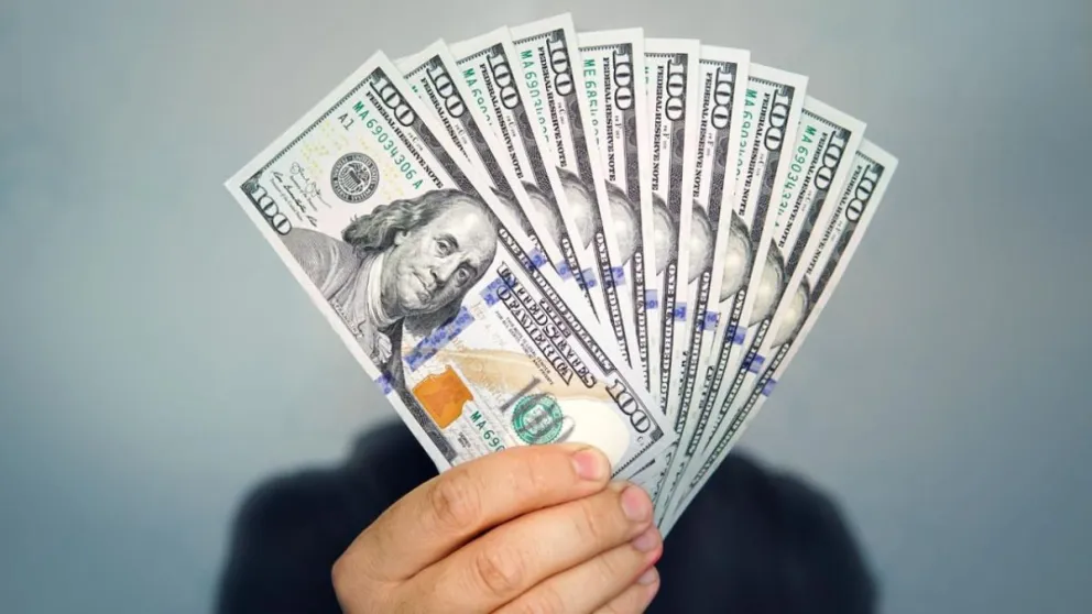 En medio de la devaluación, recomiendan evitar comprar dólares