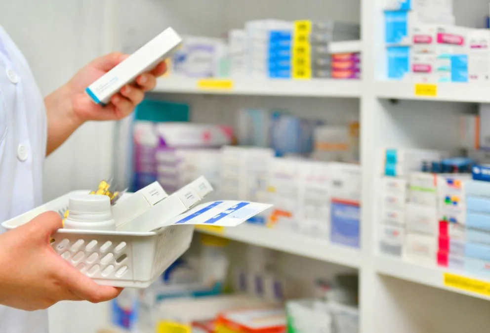 El Colegio de Farmacéuticos confirmó que suspenderán la atención con más de 50 obras sociales  