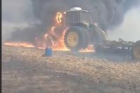 Terrible: la quema de pastizales en Mosconi generó que un tractor fuera consumido por las llamas