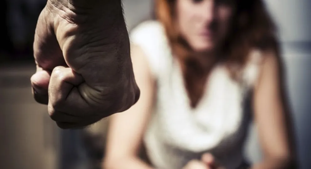 Un cabo de Policía amenazó y golpeó a su pareja con su arma reglamentaria