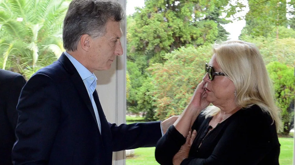 Elisa Carrió furiosa por el acercamiento de Macri con Milei: renunció a su candidatura al Parlasur