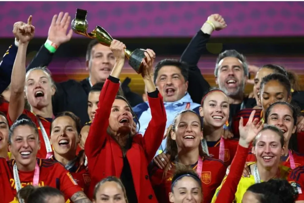 La reina Letizia y la infanta Sofía rompen el protocolo en el Mundial de fútbol femenino: fotos y videos