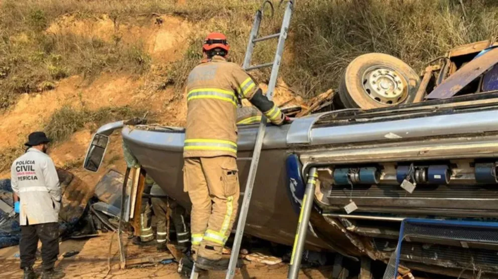 Terrible accidente en Brasil: volcó un micro y murieron 7 hinchas de Corinthians