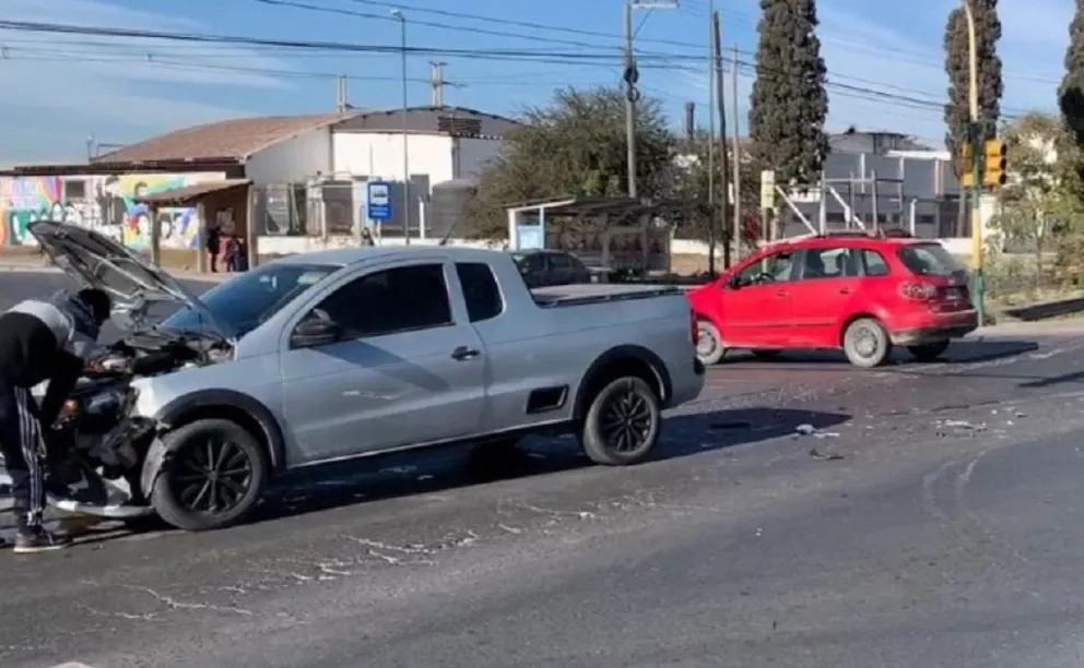 Fuerte choque en Ruta 26 y Avenida Tavella dejó varios heridos, una mujer fue trasladada al hospital