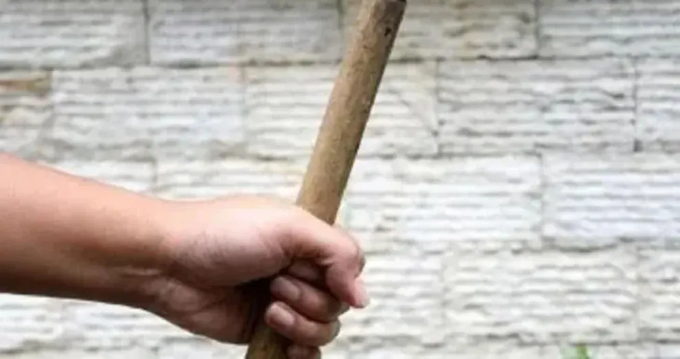 Feroz golpiza a un hombre de 72 años: lo golpearon con un palo y terminó en terapia intensiva