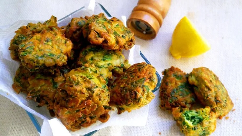 Buñuelos de espinaca con queso parmesano: una receta argentina que llegó para triunfar