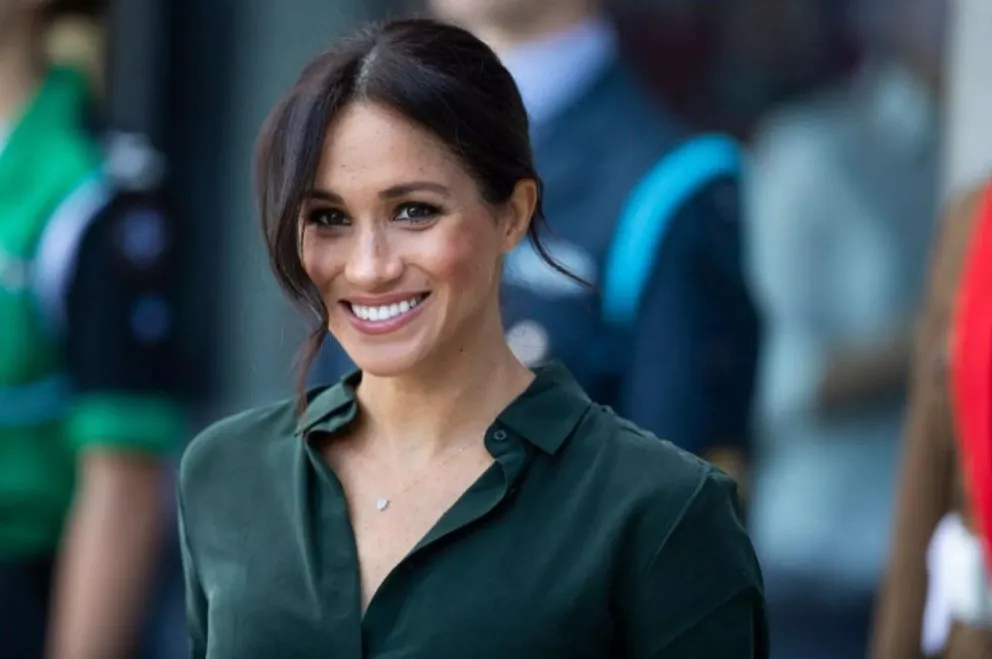 Meghan Markle usó una joya que cuesta unos 2.500 dólares y tiene un mensaje oculto: esto dice