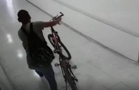 Aumenta la inseguridad en la zona de shopping: rompieron el vidrio y se robaron las bicicletas