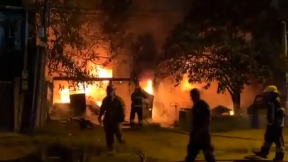 (VIDEO) Devastador incendio de una vivienda en el Barrio Vicente Solá