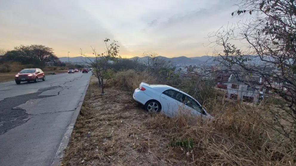 Un auto derrapó en la bajada de Gran Bourg y casi cae a 20 metros de altura sobre las casas    