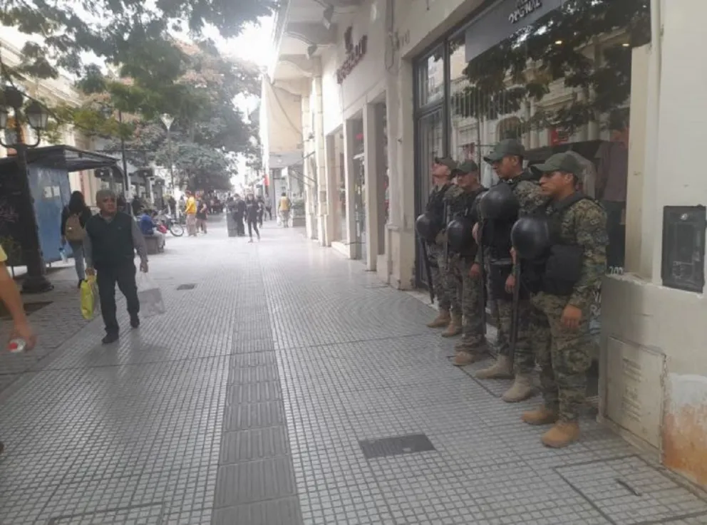 Ante los posibles saqueos, comercios ubicados en peatonales salteñas toman nuevas medidas de seguridad 