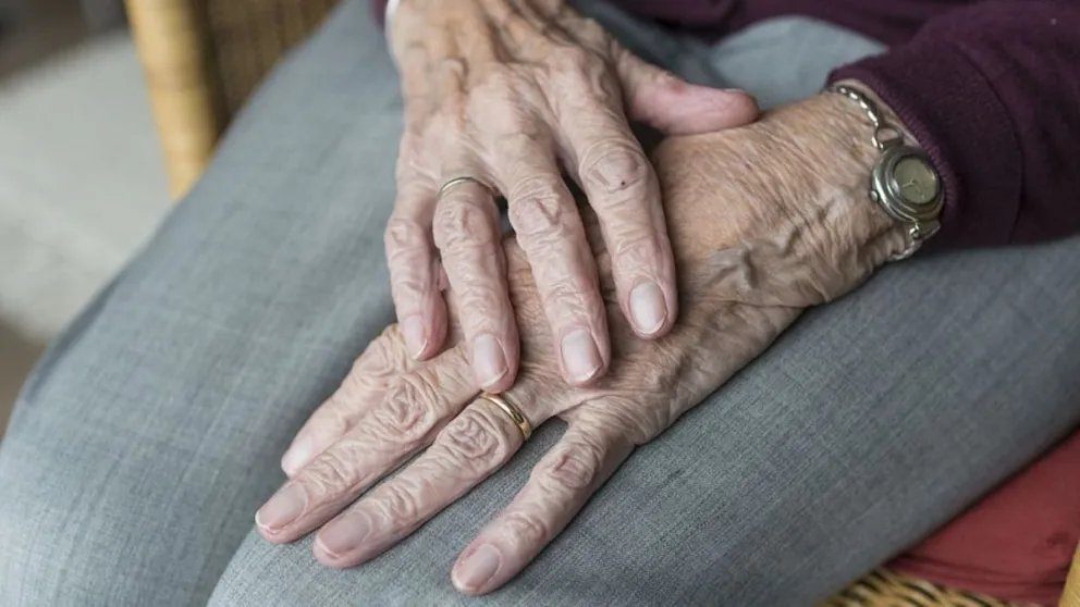 Un hombre agredió a una anciana y le robó pertenencias de su domicilio