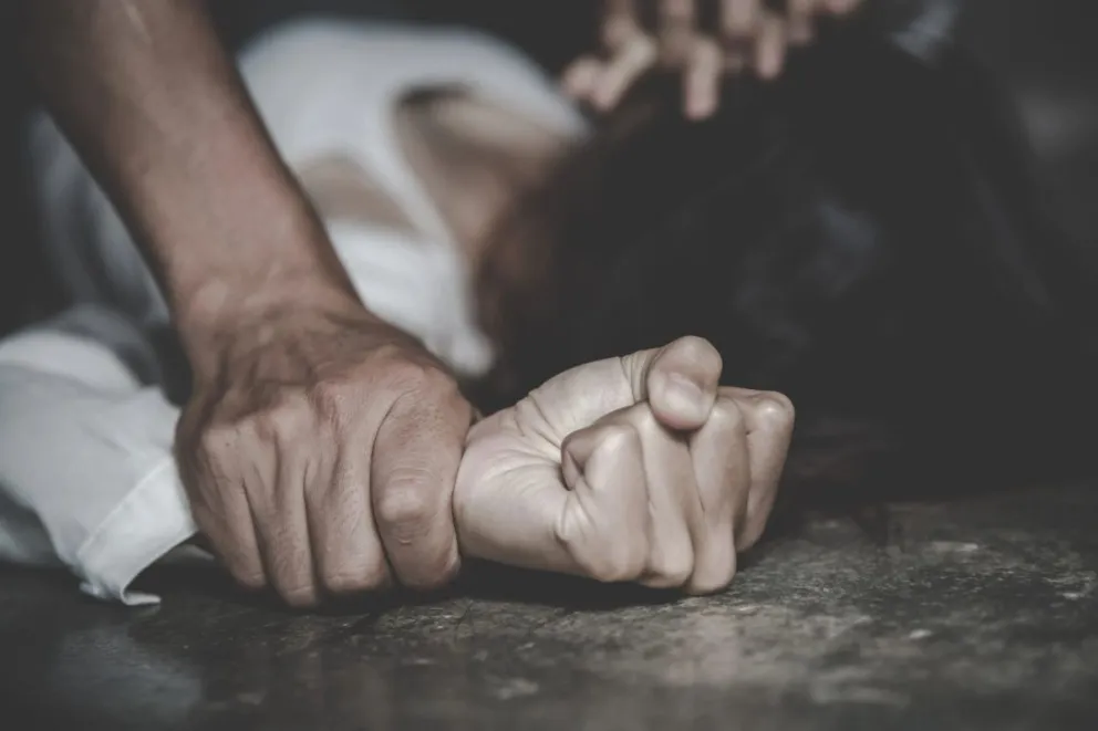 Un hombre abusó de una mujer con esquizofrenia en Orán, la abandonó en un baldío