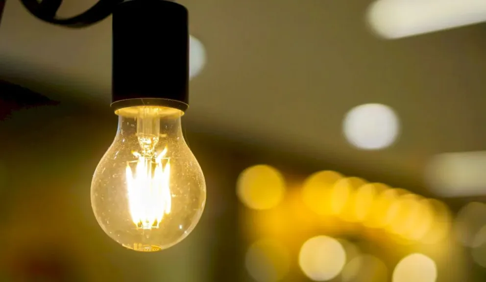 Analizan una suba de tarifas a pedido del FMI: a quiénes afectará la quita del subsidio de luz     
