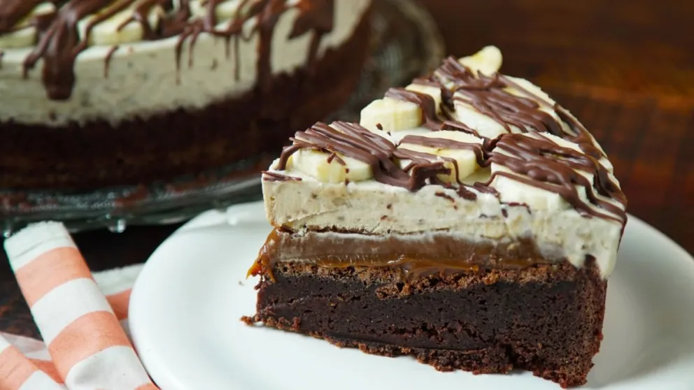 Una exquisita tarta de banana split que no necesita horno y sólo hay que seguir estos pasos: pocos ingredientes