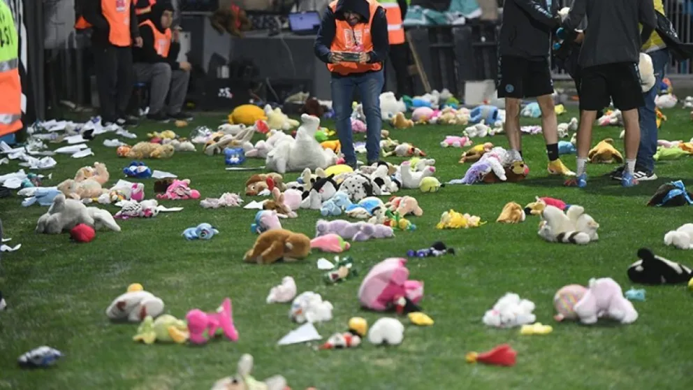 Lluvia de peluches: los hinchas de Central Norte mostraron su solidaridad en el partido contra Bocas Unidos