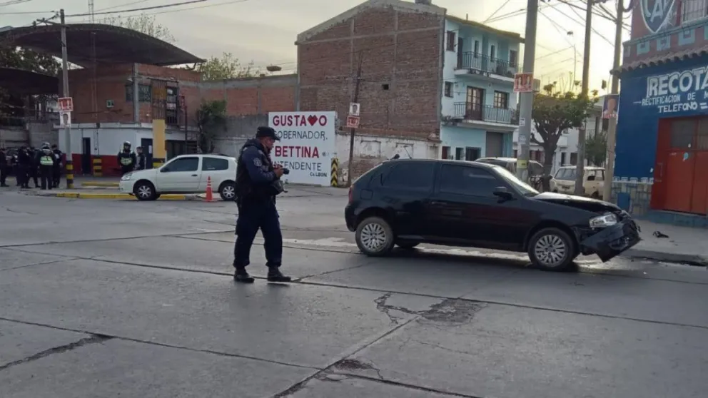 Una mujer tuvo que ser hospitalizada tras un fuerte choque en el centro salteño 