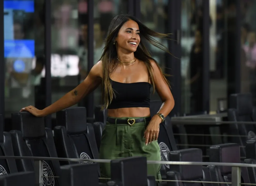 Camisa y minifalda: el look total black de Antonela Roccuzzo con el que causó furor en redes