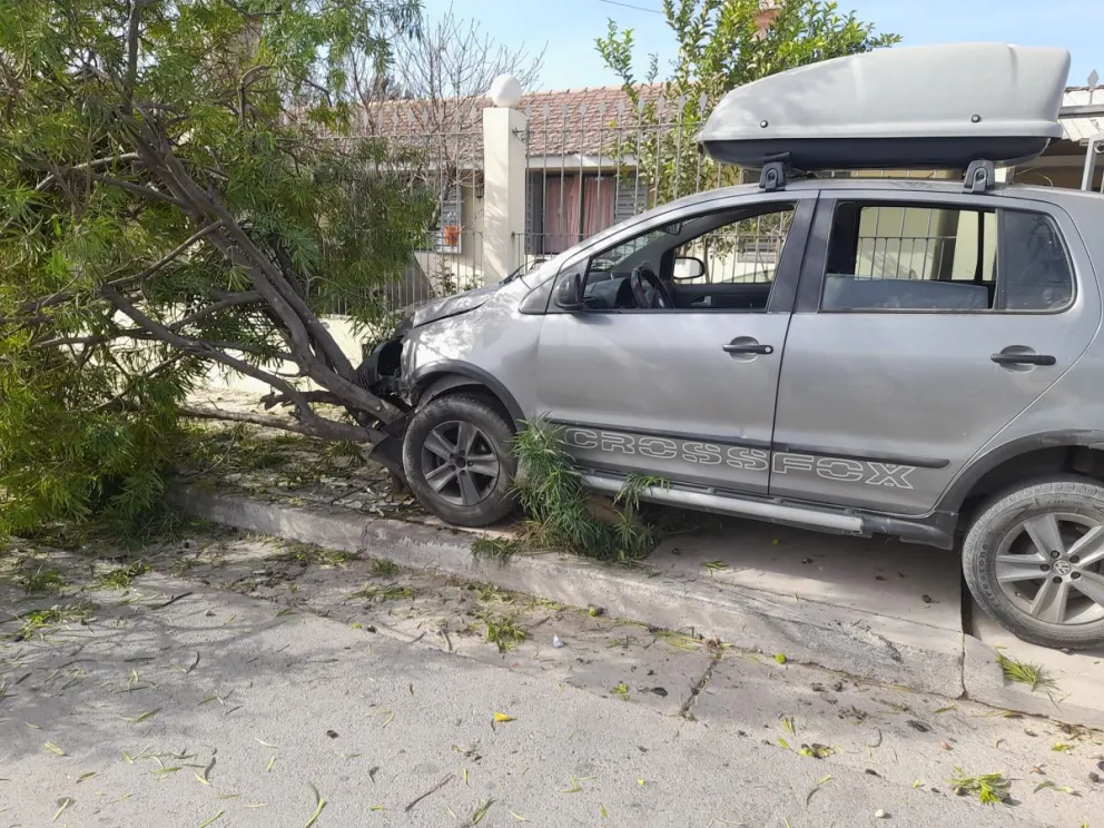 Un policía ebrio chocó el frente de una casa y fue escrachado en redes sociales 