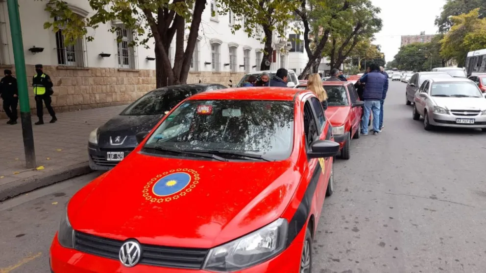 Desde hoy taxis y remises deben mostrar sus datos de identificación a los pasajeros     