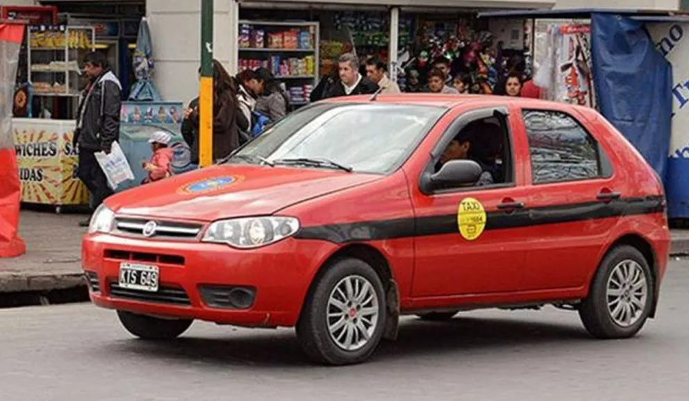 Remiseros marchan a la AMT: denuncian competencia desleal de UBER