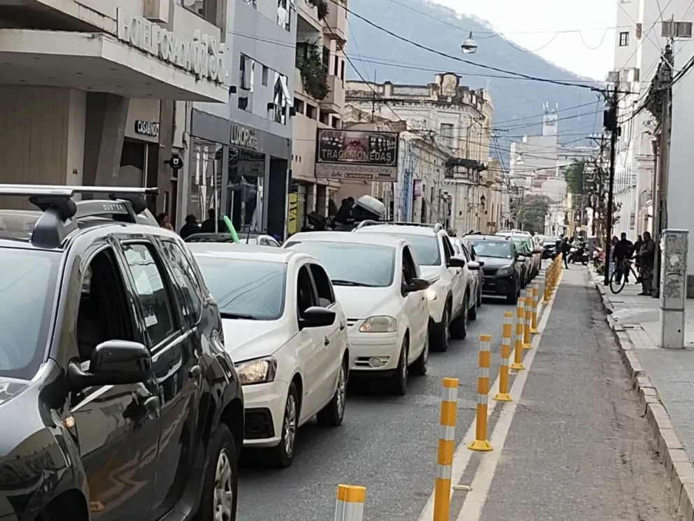 Municipales realizaron una gran caravana de autos hacia el Centro Cívico Municipal: hay corte en Avenida Paraguay 